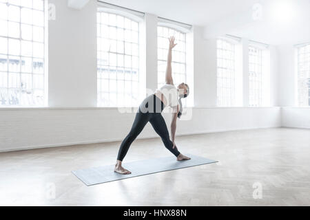 Femme dans un studio de danse stretching Banque D'Images