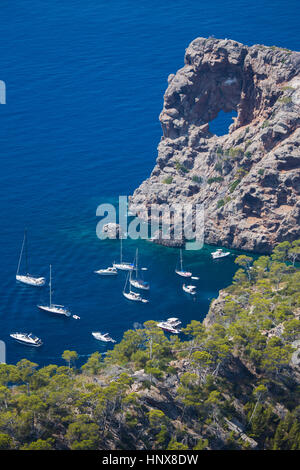 Portrait de yachts ancrés au large de la côte, la sierra de Tramuntana, Majorque, Espagne Banque D'Images