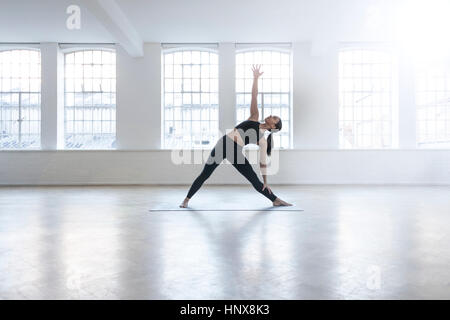 Femme dans un studio de danse stretching Banque D'Images