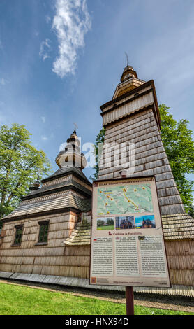 Signe de l'information multilingue à Saint Paraskevi, l'Église catholique grecque, du 17ème siècle, maintenant l'Eglise Catholique Romaine, dans le village de Malopolska, Pologne, Kwiaton Banque D'Images