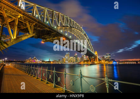 Sydney. Cityscape image de Sydney, Australie avec le Harbour Bridge pendant le crépuscule heure bleue. Banque D'Images