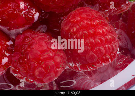 Framboises dans une pile close up Banque D'Images