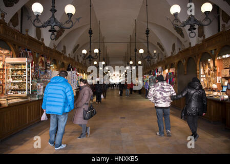 Cracovie, Pologne. 16 Février, 2017. Une vue générale de la place du marché à Cracovie, Pologne le 16 février 2017. Le niveau de PM 2.5, aujourd'hui est 620  % plus élevé que le niveau maximum acceptable. Credit : Omar Marques/Pacific Press/Alamy Live News Banque D'Images