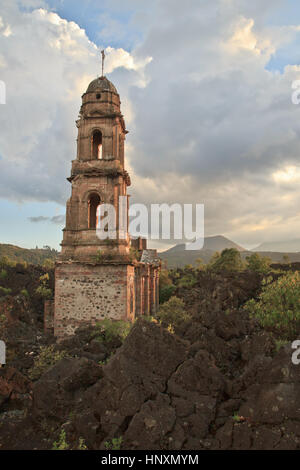 Ruines de l'Église couvert de lave, Mexique Banque D'Images