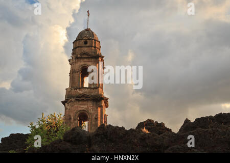 Ruines de l'Église couvert de lave, Mexique Banque D'Images