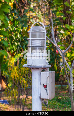 Libre à l'air extérieur casse Boîte de jonction avec lampe blanche en jardin Banque D'Images