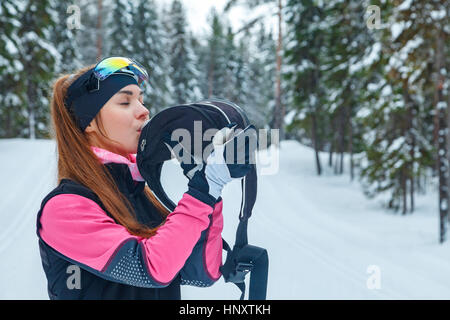 Ski de fond nordique classique femme ski de piste dans les pistes dans la forêt couverte de neige Banque D'Images