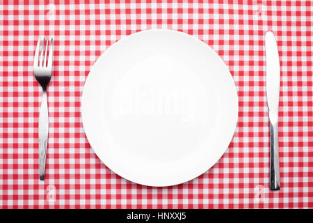 Cale en bois,fourchette et couteau sur nappe checker rouge et blanc Banque D'Images