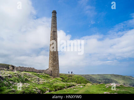 Royaume-uni, le sud-ouest de l'Angleterre, Cornwall, Côte d'étain, de l'exploitation minière à la mine Botallack cheminée du patrimoine industriel Banque D'Images