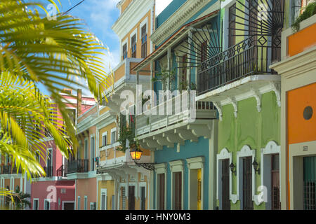 Les bâtiments colorés PEINT CALLE SAN SEBASTIAN LA VIEILLE VILLE DE SAN JUAN PUERTO RICO Banque D'Images