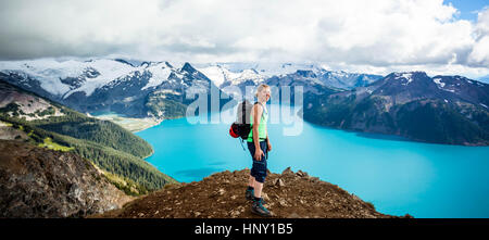 Debout au sommet du Panorama Ridge dans le parc provincial Garibaldi Banque D'Images