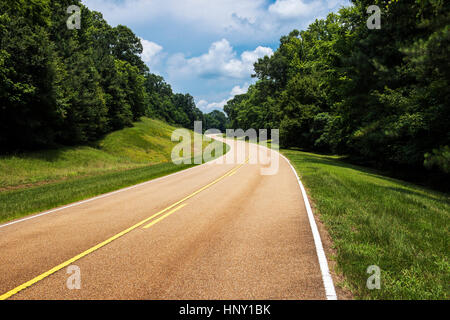 Vue de la Natchez Trace Parkway dans le Mississippi ; Concept pour voyager en Amérique latine et road trip in America Banque D'Images