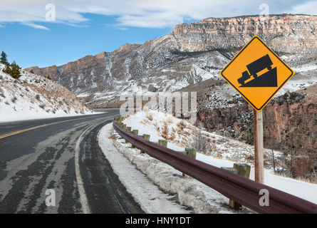 Raide Avertissement : Les conducteurs sont avertis d'une descente raide continuez sur une route de montagne dans la forêt nationale de Bighorn. Banque D'Images