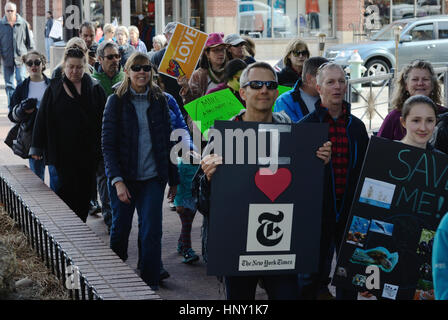 Au cours de la protestation marcheurs président Trump's policies in Boulder, Colorado Banque D'Images