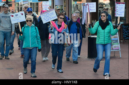 Au cours de la protestation marcheurs président Trump's policies in Boulder, Colorado Banque D'Images