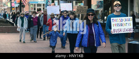 Au cours de la protestation marcheurs président Trump's policies in Boulder, Colorado Banque D'Images