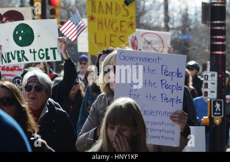 Au cours de la protestation marcheurs président Trump's policies in Boulder, Colorado Banque D'Images