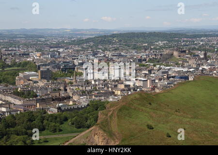 Edinburgh skyline de Arthur's Seat.Le Château d'Édimbourg, le stade de Murrayfield et à l'Université d'Édimbourg peuvent tous être vu. Banque D'Images