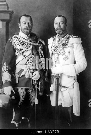 GEORGE V à droite avec hjis cousin Nicolas II de Russie à Berlin en 1913. Photo : Bibliothèque du Congrès Banque D'Images