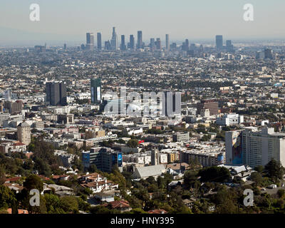 Hollywood, Californie, USA - Février 2011 : vue aérienne en direction de Hollywood et du centre-ville de Los Angeles. Banque D'Images