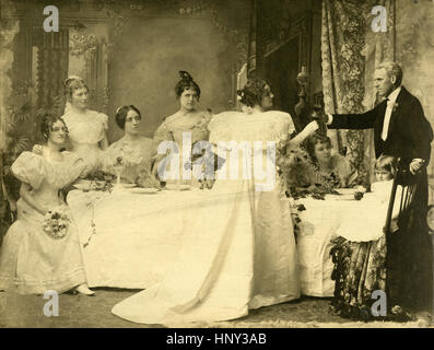 C Antique1890 photographie, portrait d'un mariage victorien avec bride, groom, demoiselles, et la fille de fleur. Emplacement : New England, USA. SOURCE : tirage photographique original. Banque D'Images