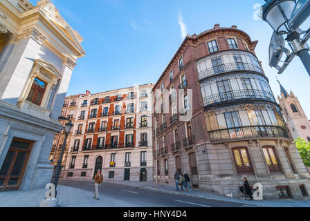 Madrid, Espagne, Novembre 9th, 2013 : vivre en Espagne. Les gens à pied par le musée du Prado. Femme sur son vélo. Condo de 5 étages à quelques pas. Banque D'Images