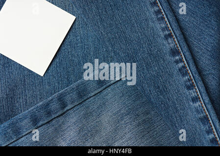 Fond tissu jeans avec texture et de suture, white label tag Banque D'Images