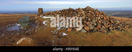 Enquête sur ordonnance trig point et cairn du sommet sur le brochet est tombé de haut, l'un des 214 Wainwright Fells, Caldbeck fells, Parc National de Lake District, Cumbria Banque D'Images