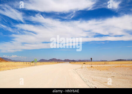 Route de gravier typique dans le désert de Namibie Banque D'Images