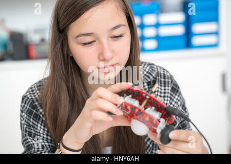 Girl in robotics recherche classe appareil électronique Banque D'Images