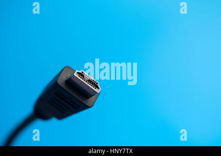 Câble HDMI, gros plan, noir, extrémité mâle, arrière-plan bleu Banque D'Images
