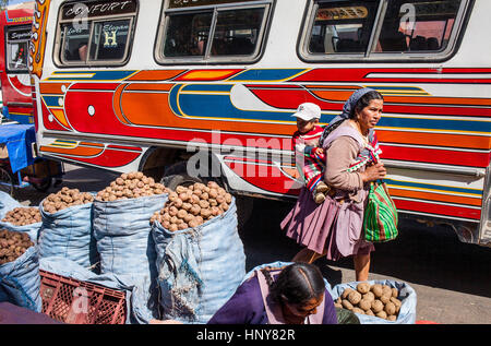 Scène de rue, marché de la cancha, Cochabamba, Bolivie Banque D'Images