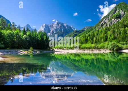 Alpes Juliennes reflète dans la surface du lac dans le parc national du Triglav, en Slovénie Banque D'Images