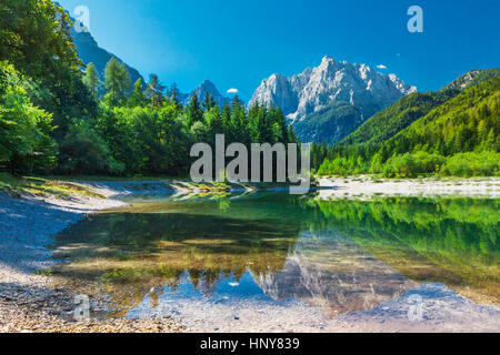 Alpes Juliennes reflète dans la surface du lac dans le parc national du Triglav, en Slovénie Banque D'Images