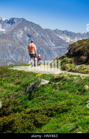 Avec Père fils marche sur le haut de la RInerhorn près de Davos en Suisse, Grisons, Suisse Banque D'Images