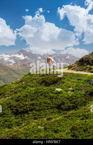 Avec Père fils marche sur le haut de la RInerhorn près de Davos en Suisse, Grisons, Suisse Banque D'Images