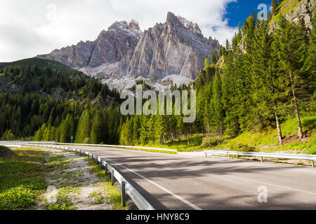 Vue de la route et montagnes des Dolomites, Italie, Europe Banque D'Images