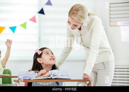 Smiling girl de maternelle et d'un enseignant étranger Banque D'Images