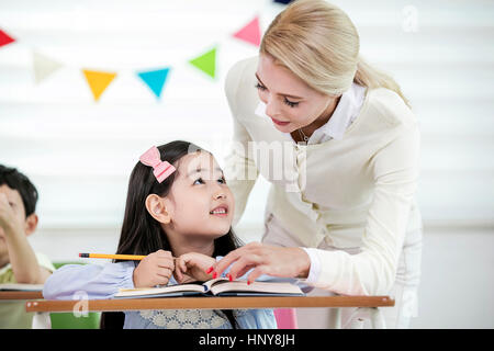 Fille de maternelle et d'un enseignant étranger Banque D'Images