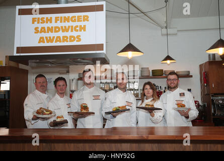 Les six finalistes (de gauche à droite) Chris Lanyon, Kevin Gratton, Ewen Hutchison, Greg Shaw, Gabrille Sander et Jonathan Foan à l'inaugural Birds Eye Fish Sandwich doigt Awards, à Tramshed à Londres. Banque D'Images