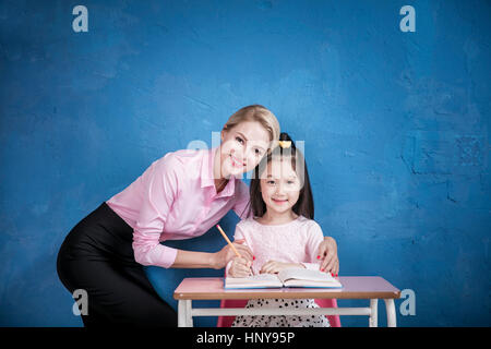 Smiling enseignant étranger et l'école maternelle girl Banque D'Images