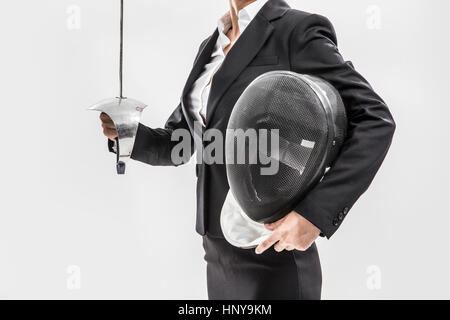 L'escrime fleuret femme avec casque et Banque D'Images