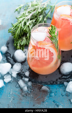 Le pamplemousse et le thym gin Cocktail, boisson rafraîchissante avec de la glace Banque D'Images