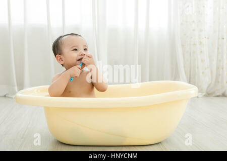 Smiling baby boy dans une baignoire Banque D'Images