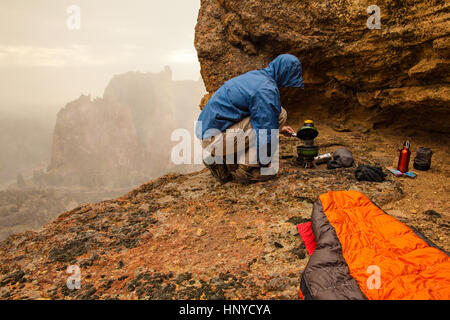 Camping-Préparation d'un repas sur le haut des falaises du désert dans le centre de l'Oregon Banque D'Images