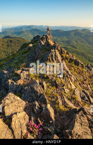 Randonneur au sommet d'un pic des montagnes Rocheuses à l'extérieur de l'Oregon Soeurs Banque D'Images