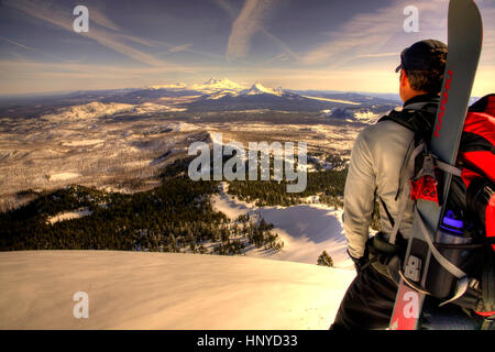 La skieuse de l'arrière-pays donnant sur l'horizon depuis le sommet de la montagne en dehors de Jack à trois doigts Soeurs Oregon Banque D'Images