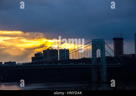 Coucher de soleil sur le pont George Washington et l'Hudson à la recherche de New York à NJ Banque D'Images