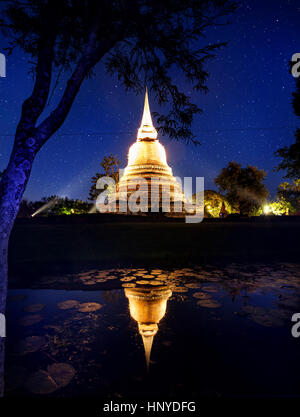 Stupa doré Temple bouddhiste en parc historique de Sukhothai, Thaïlande Banque D'Images