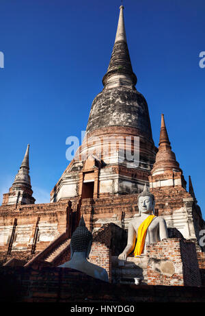 Statue du Grand Bouddha de Wat Yai Chai Mongkol monastère à Ayuttaya, Thaïlande Banque D'Images